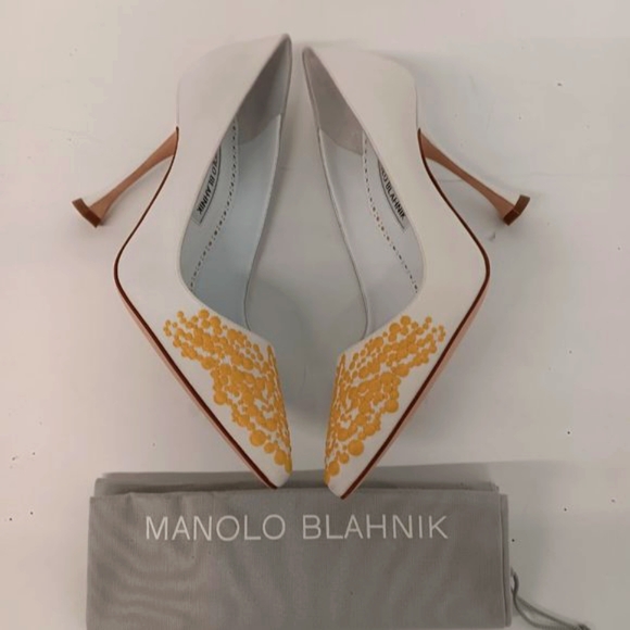 Manolo Blahnik Women's Embroidered White & Gold Pumps - EU37/US7 - Picture 4 of 11